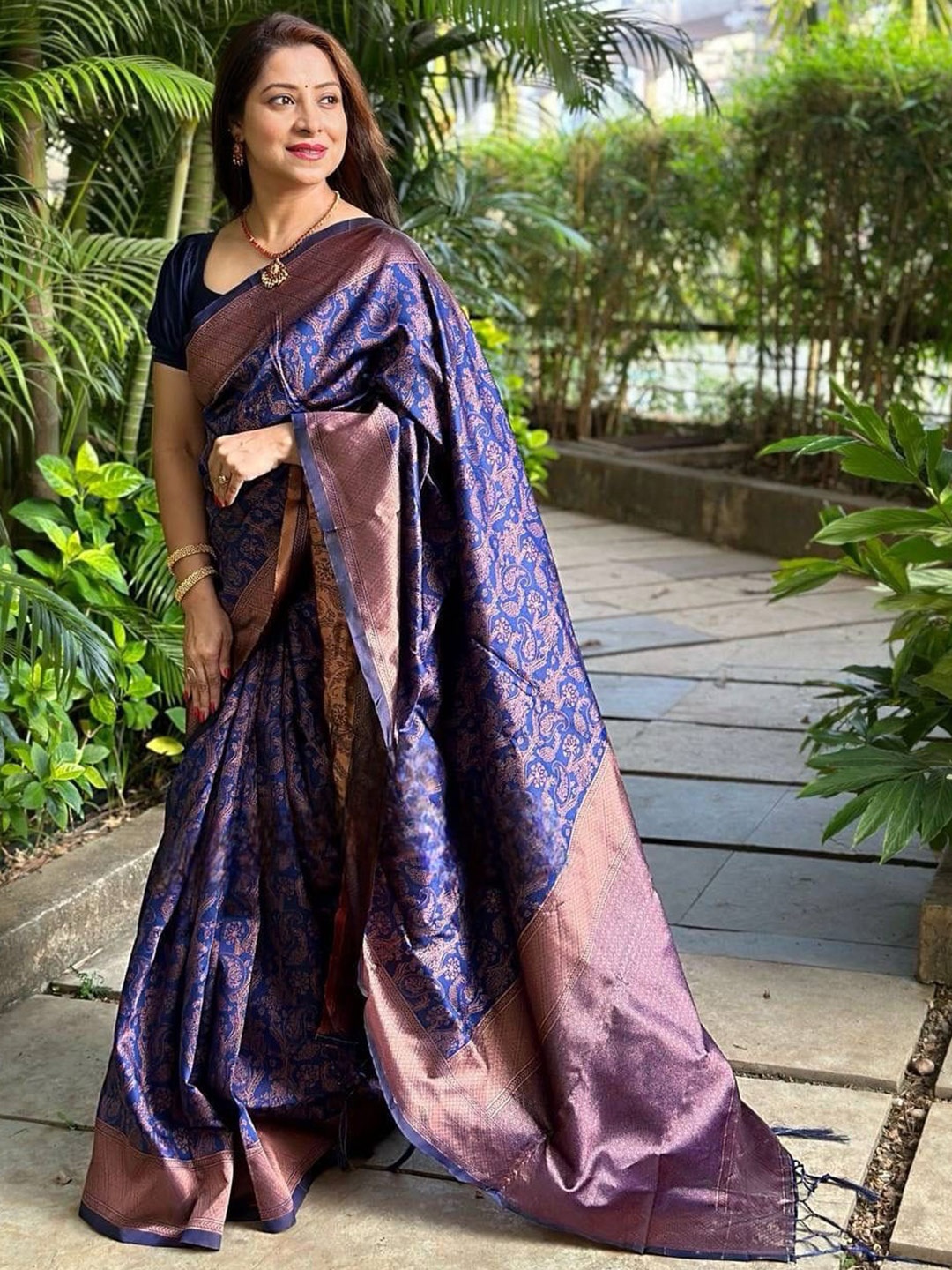 

BESUCHER Ethnic Motifs Woven Design Zari Kanjeevaram Saree, Navy blue