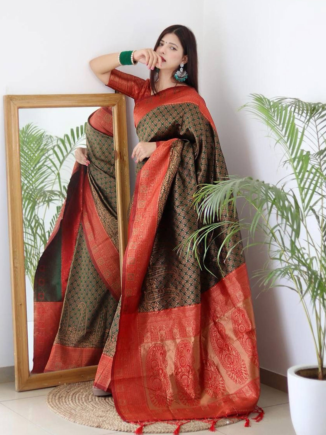 

BESUCHER Ethnic Motifs Woven Design Zari Kanjeevaram Saree, Green