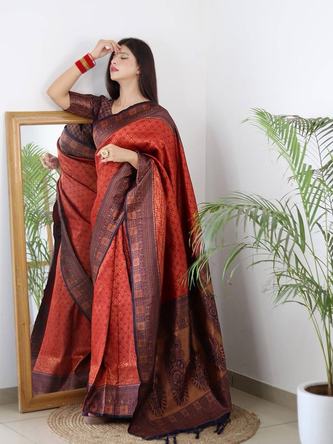

BESUCHER Ethnic Motifs Woven Design Zari Kanjeevaram Saree, Red