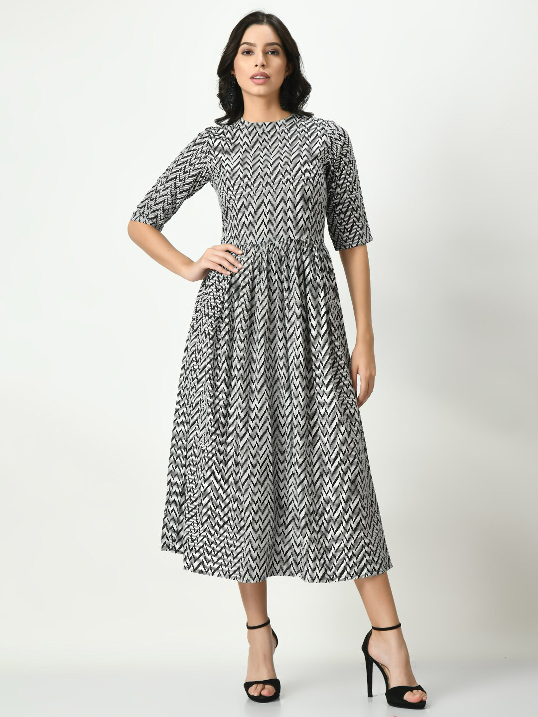 

Akshatani Geometric Print Round Neck Short Sleeves Fit & Flare Midi Dress, Black