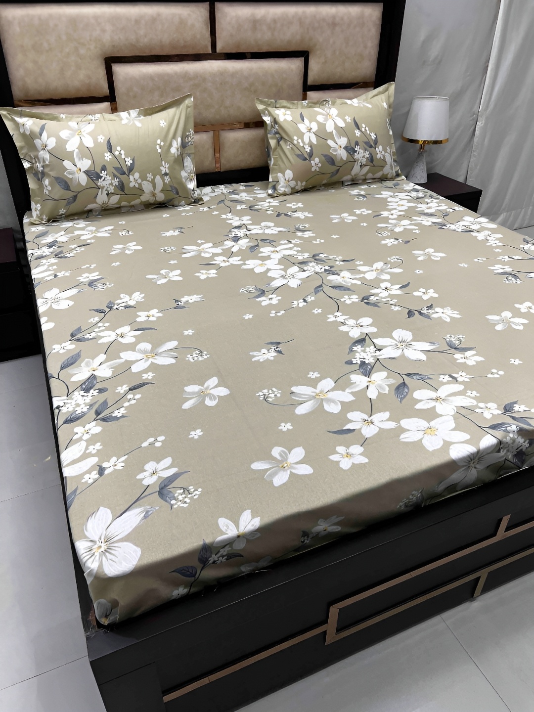 

Pure Decor Green Printed Pure Cotton 330 TC Super King Bedsheet With 2 Pillow Covers