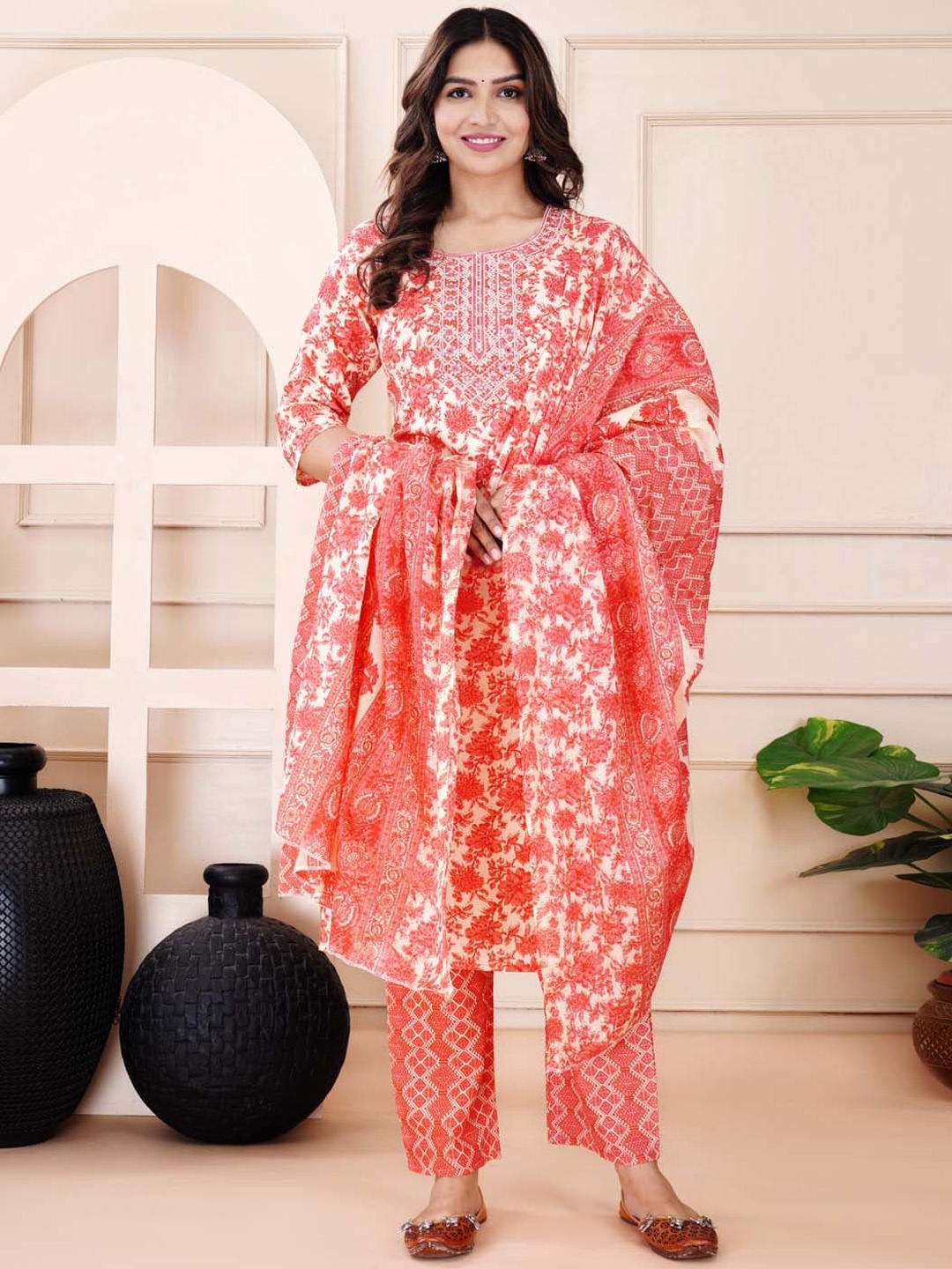 

Meena Bazaar Floral Printed Round Neck Straight Kurta with Trousers & Dupatta, White