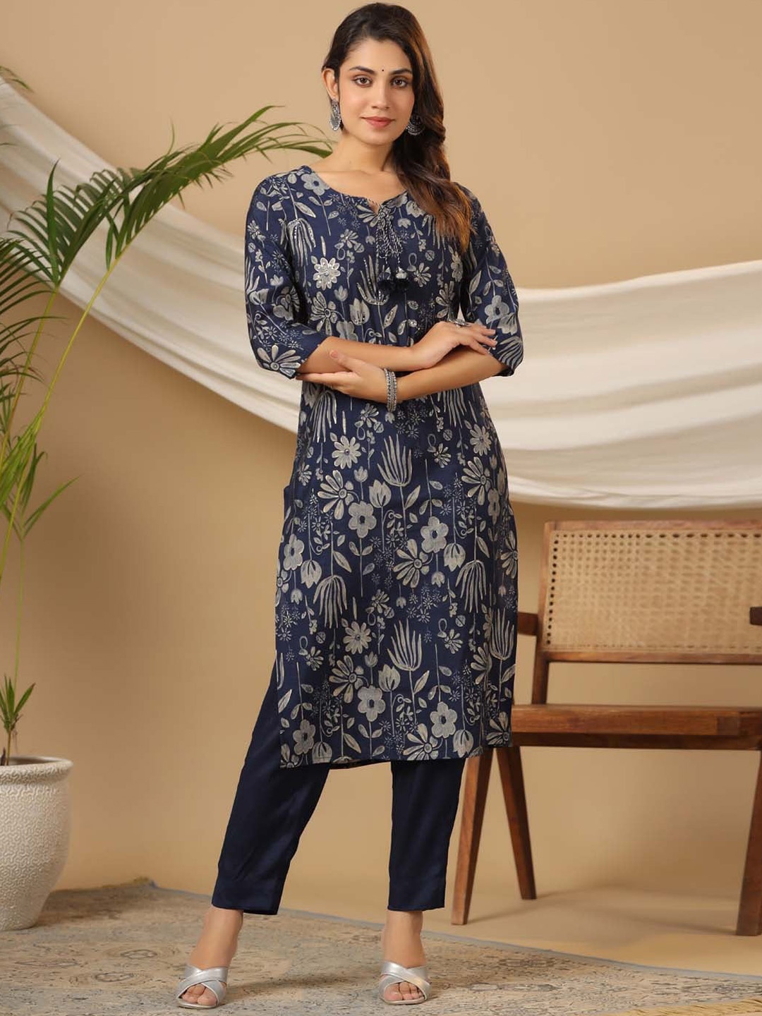 

Meena Bazaar Floral Printed Tie-Up Neck Straight Kurta with Trousers, Blue