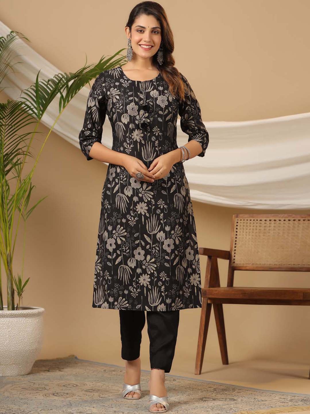 

Meena Bazaar Floral Printed Round Neck Kurta with Trousers, Black