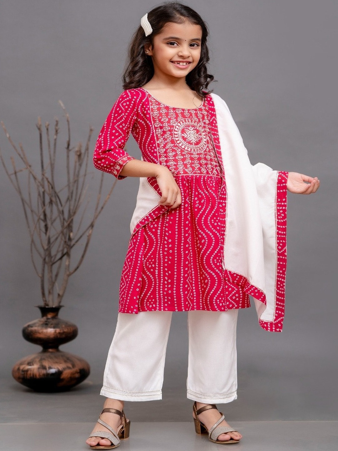 

BAESD Girls Ethnic Motifs Embroidered Round Neck Straight Kurta Set, Red