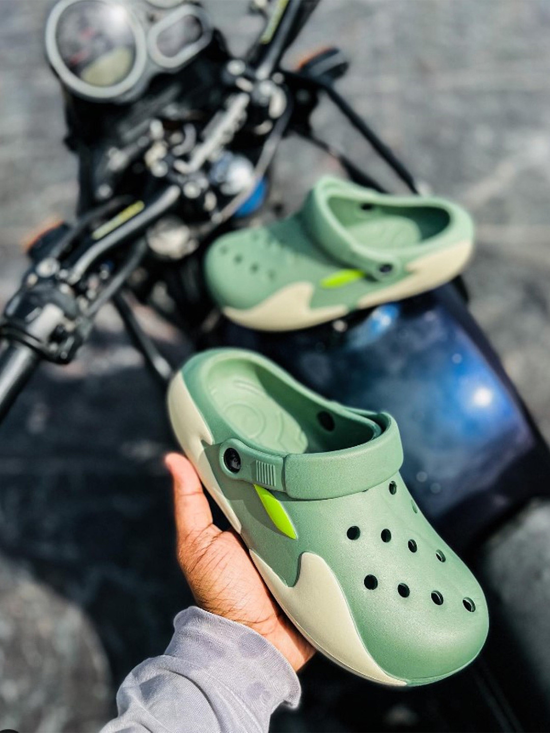 

CASSIEY Men Colourblocked Lightweight Croslite Clogs, Green