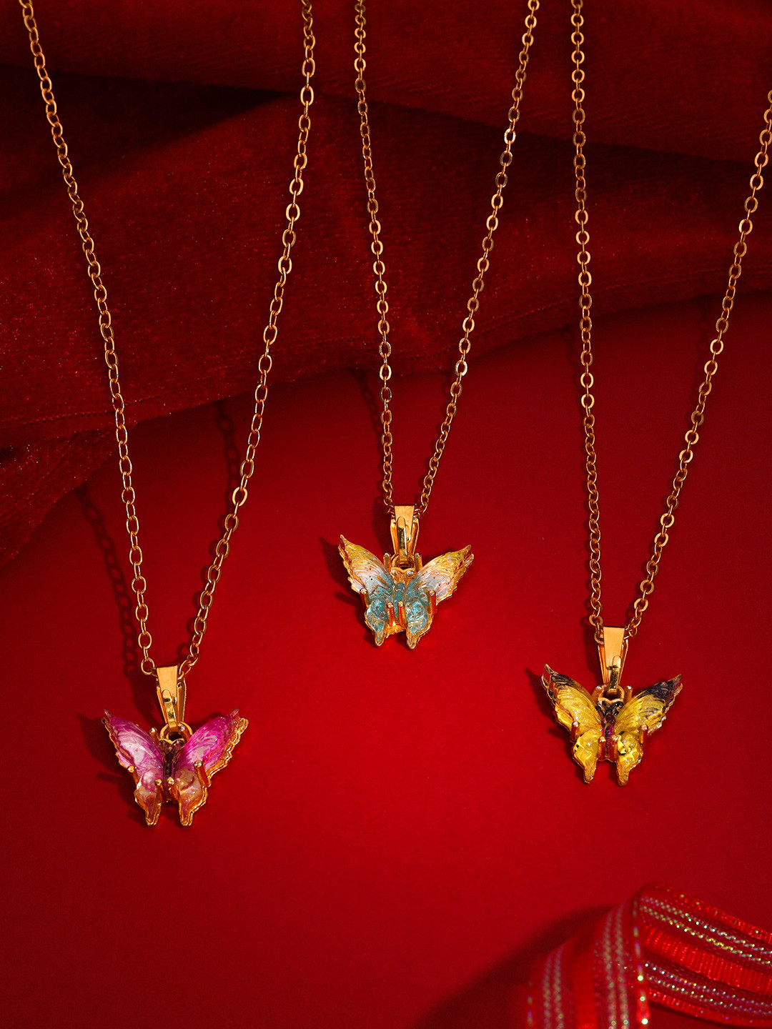 

Brado Jewellery Set Of 3 Gold-Plated Contemporary Pendant With Chain