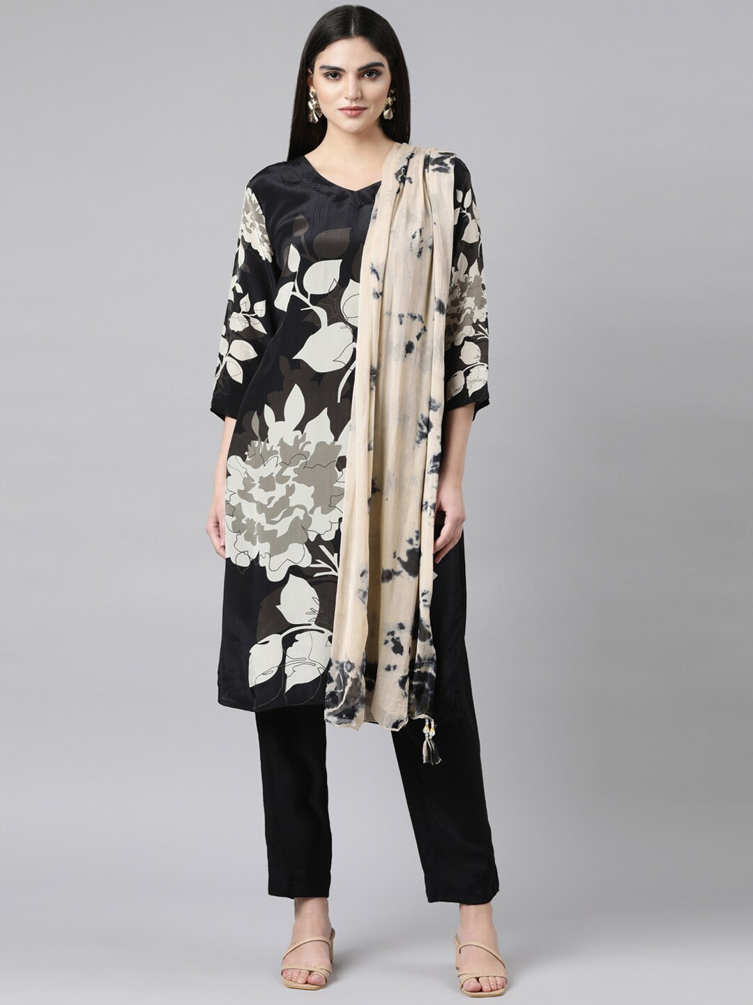 

Neerus Women Floral Printed Regular Kurta with Trousers & With Dupatta, Black