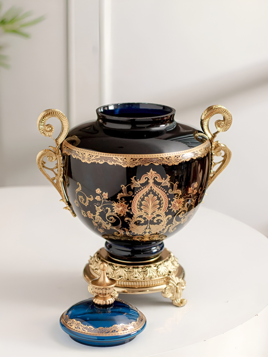 

THEDECORKART Black & Gold Toned Glass Ornamental Decorative Showpiece