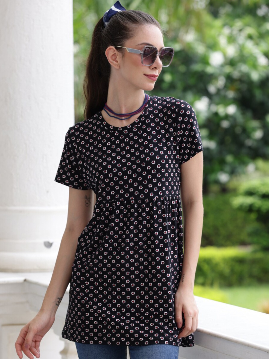 

TITTLI Floral Printed Short Sleeves Round Neck Velvet Top, Black