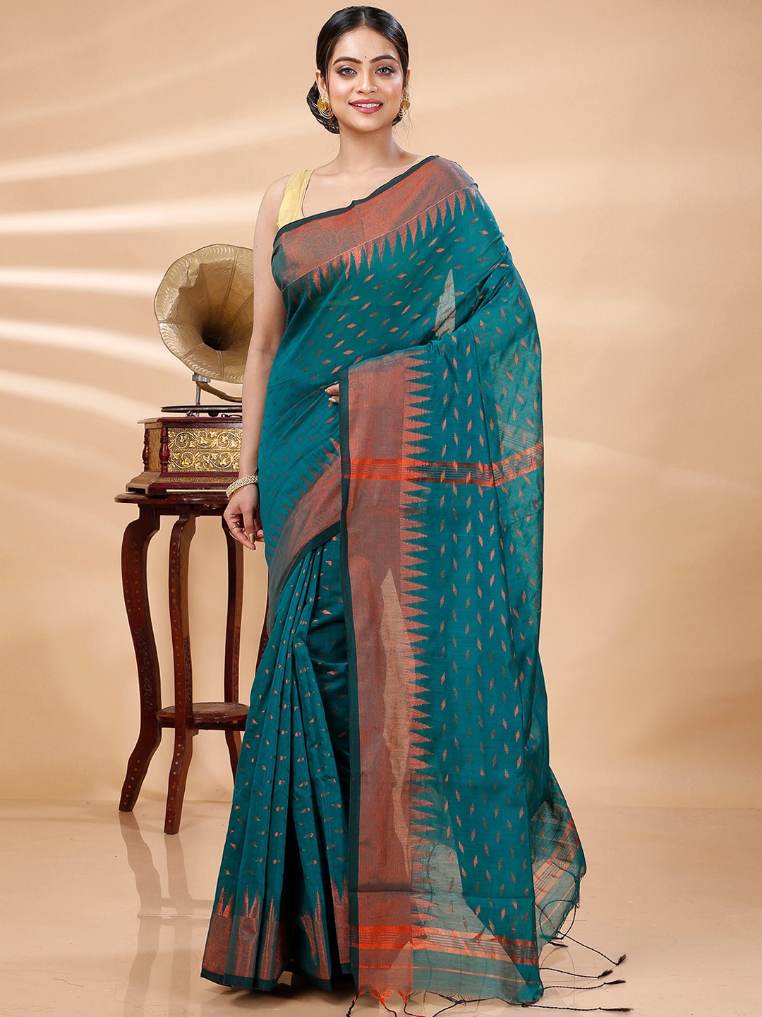 

DipDiya Geometric Woven Design Taant Saree, Green