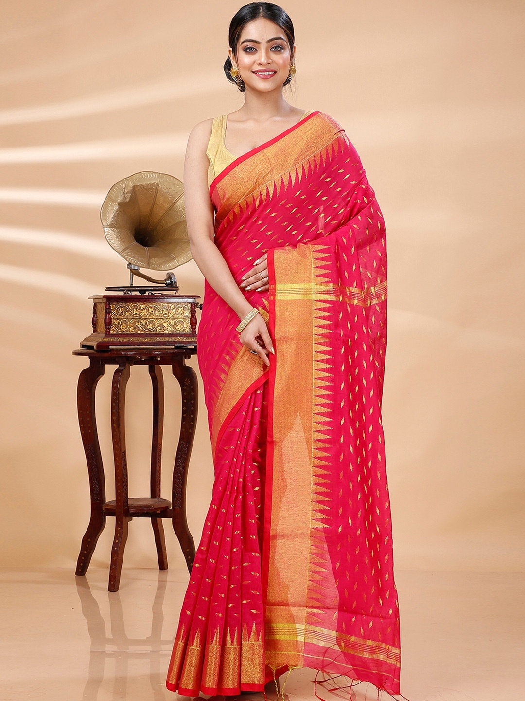 

DipDiya Geometric Woven Design Zari Taant Saree, Red