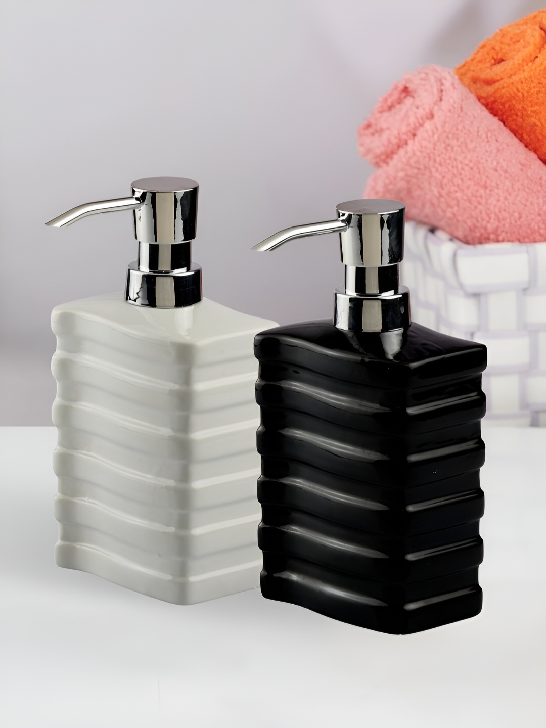 

Kookee White & Black 2 Pieces Textured Ceramic Soap Dispensers 400 ml Each