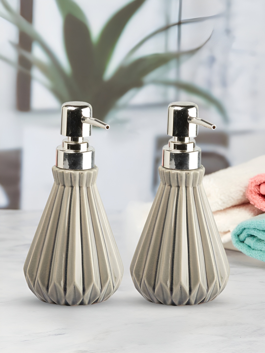 

Kookee Grey 2 Pieces Abstract Ceramic Soap Dispenser