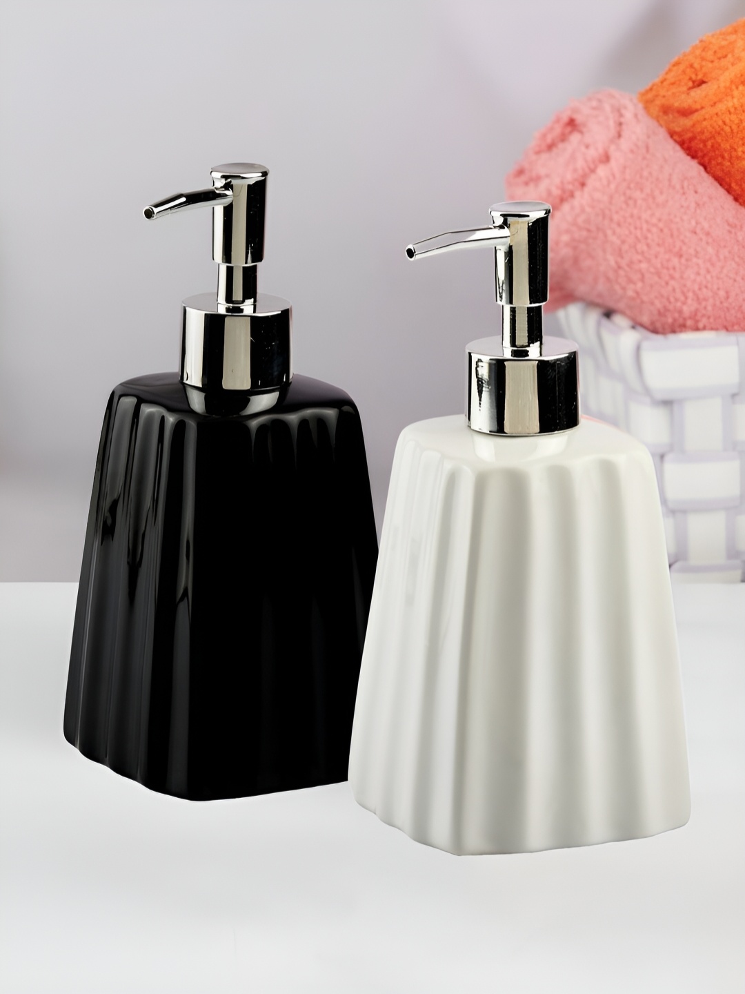 

Kookee Black White 2 Pieces Ceramic Soap Dispenser