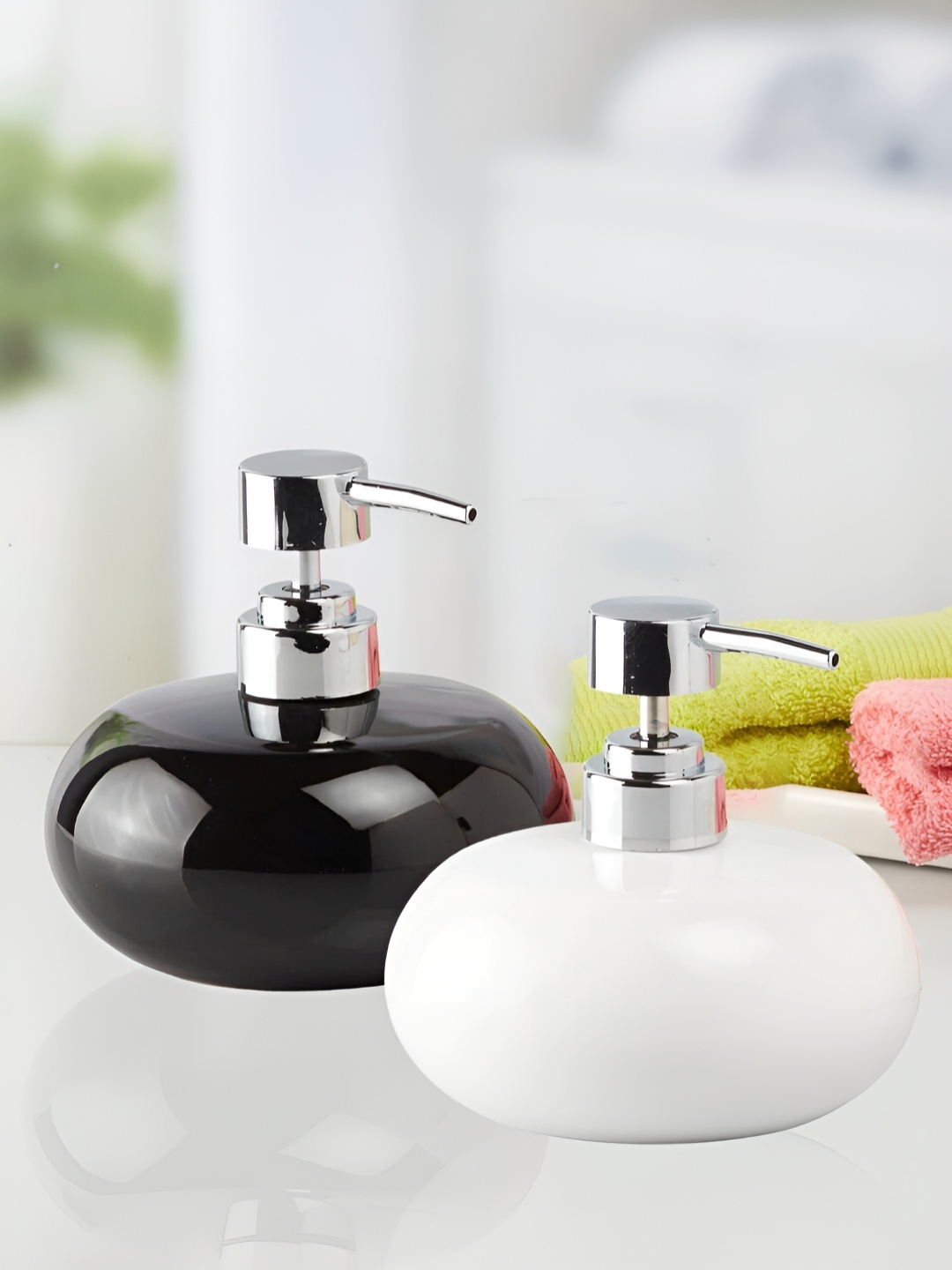 

Kookee Black & White 2 Pieces Ceramic Soap Dispenser