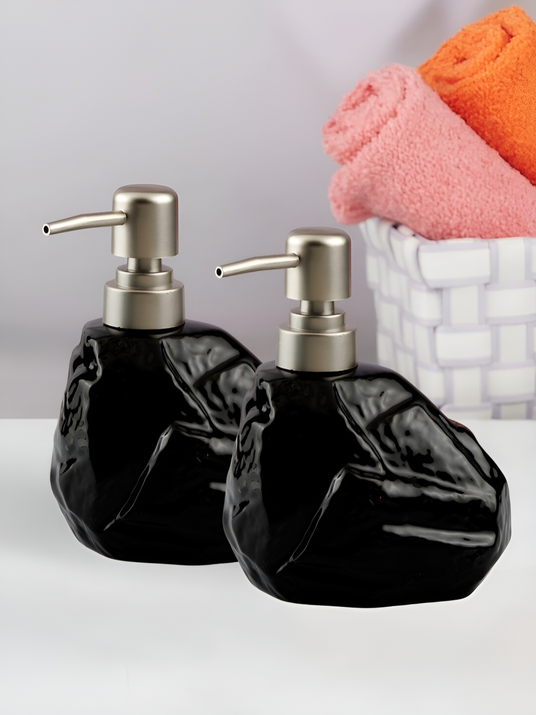 

Kookee Black 2 Pieces Abstract Ceramic Soap Dispenser