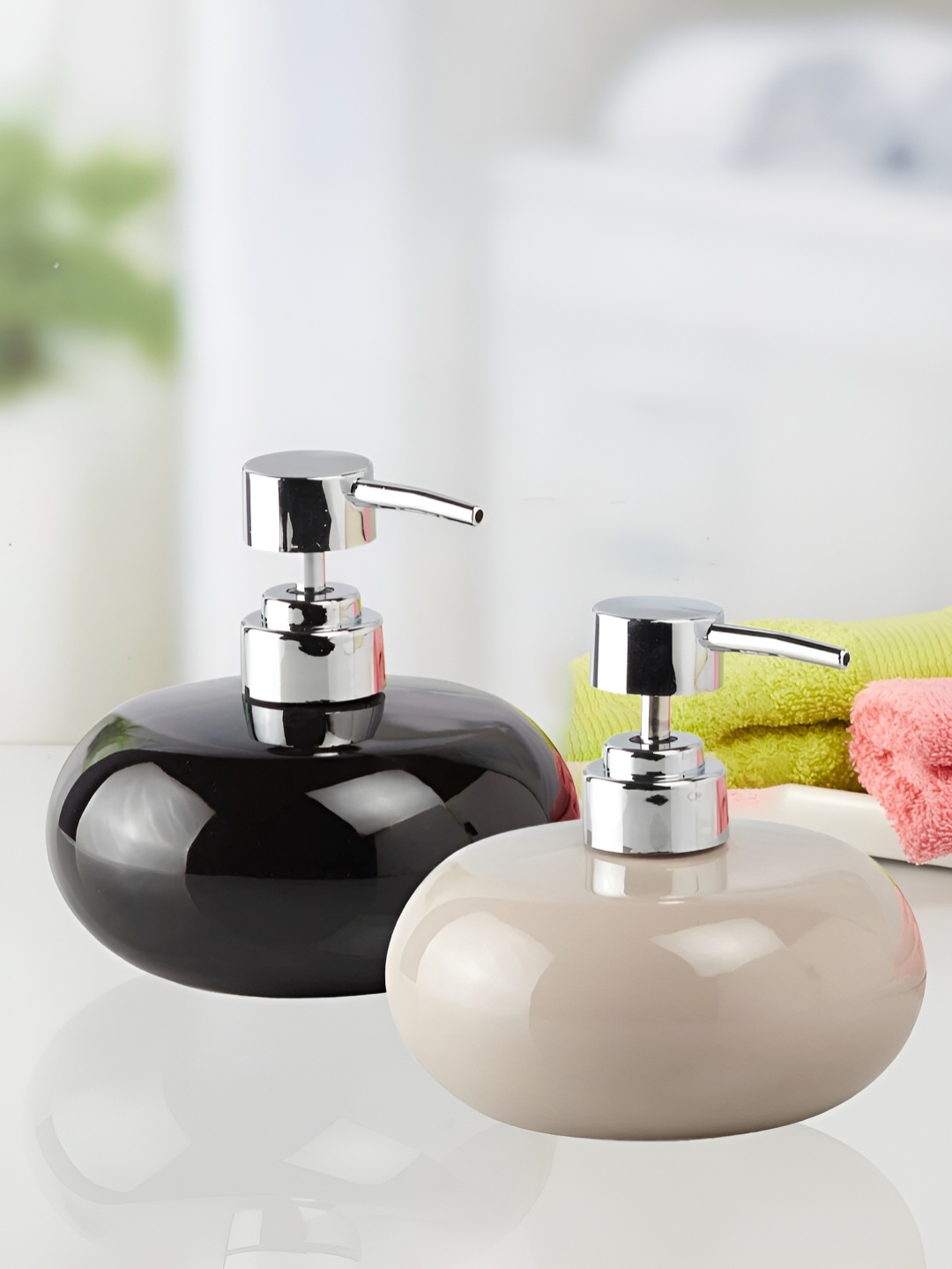 

Kookee Black & Brown 2 Pieces Ceramic Glossy Contemporary Soap Dispenser