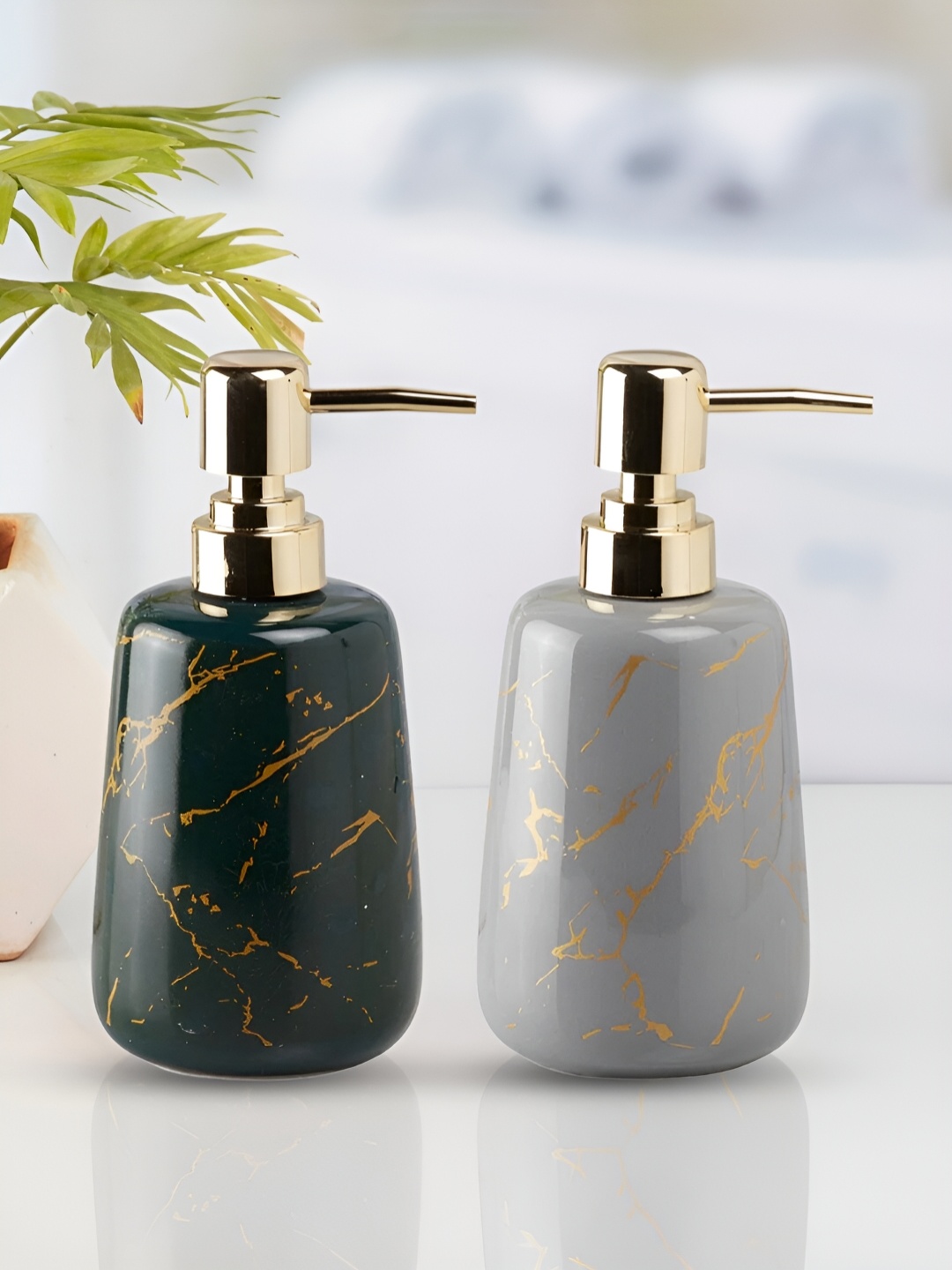 

Kookee Black & Grey 2 Pieces Abstract Ceramic Soap Dispenser