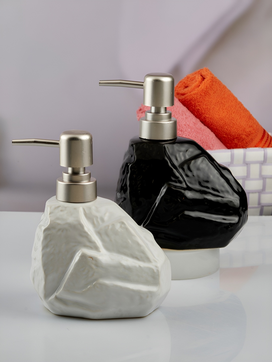 

Kookee Black & Grey 2 Pieces Textured Ceramic Soap Dispensers 400 ml