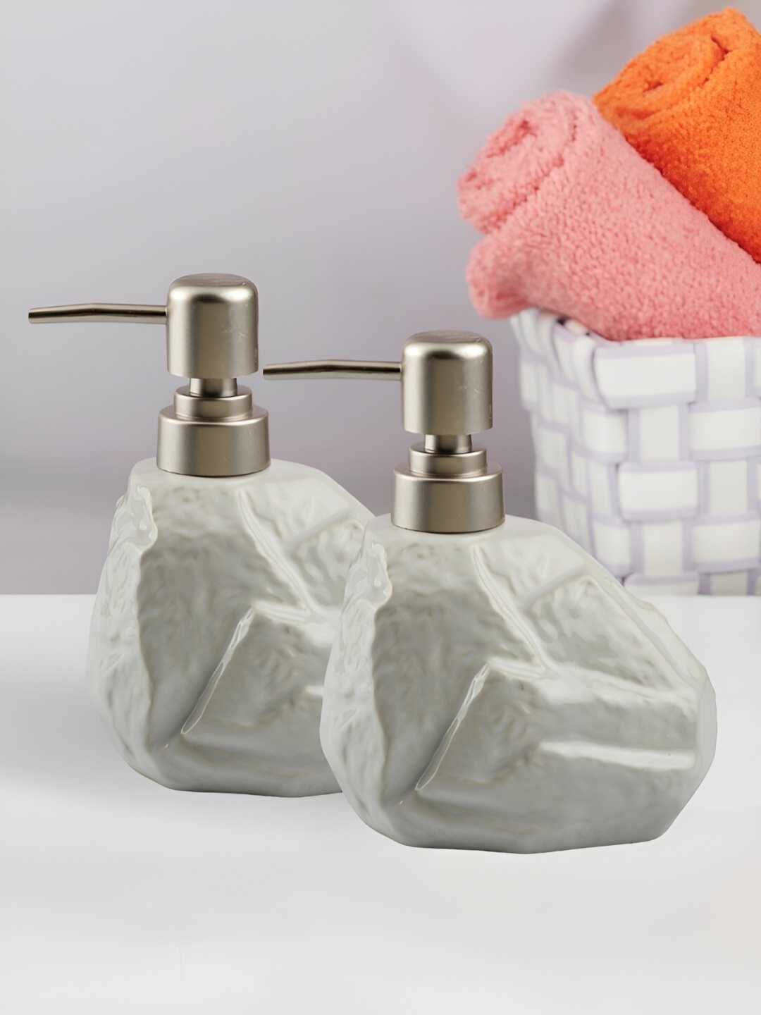 

Kookee White 2 Pieces Textured Ceramic Soap Dispensers