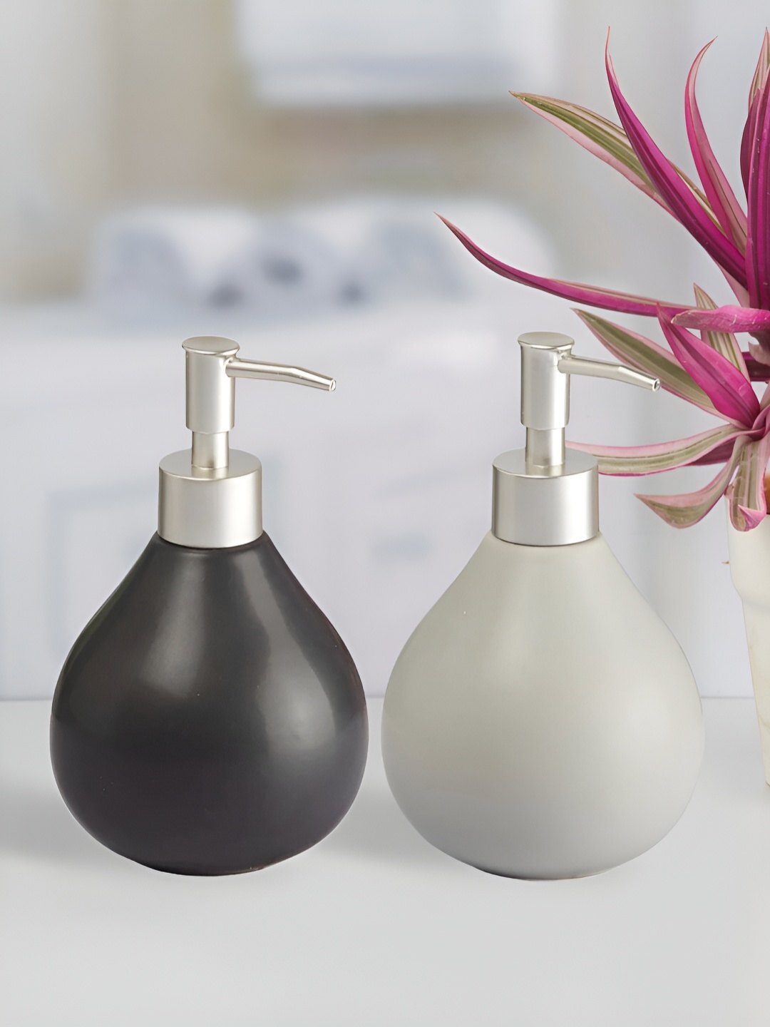 

Kookee Grey & Black 2 Pieces Abstract Ceramic Soap Dispenser