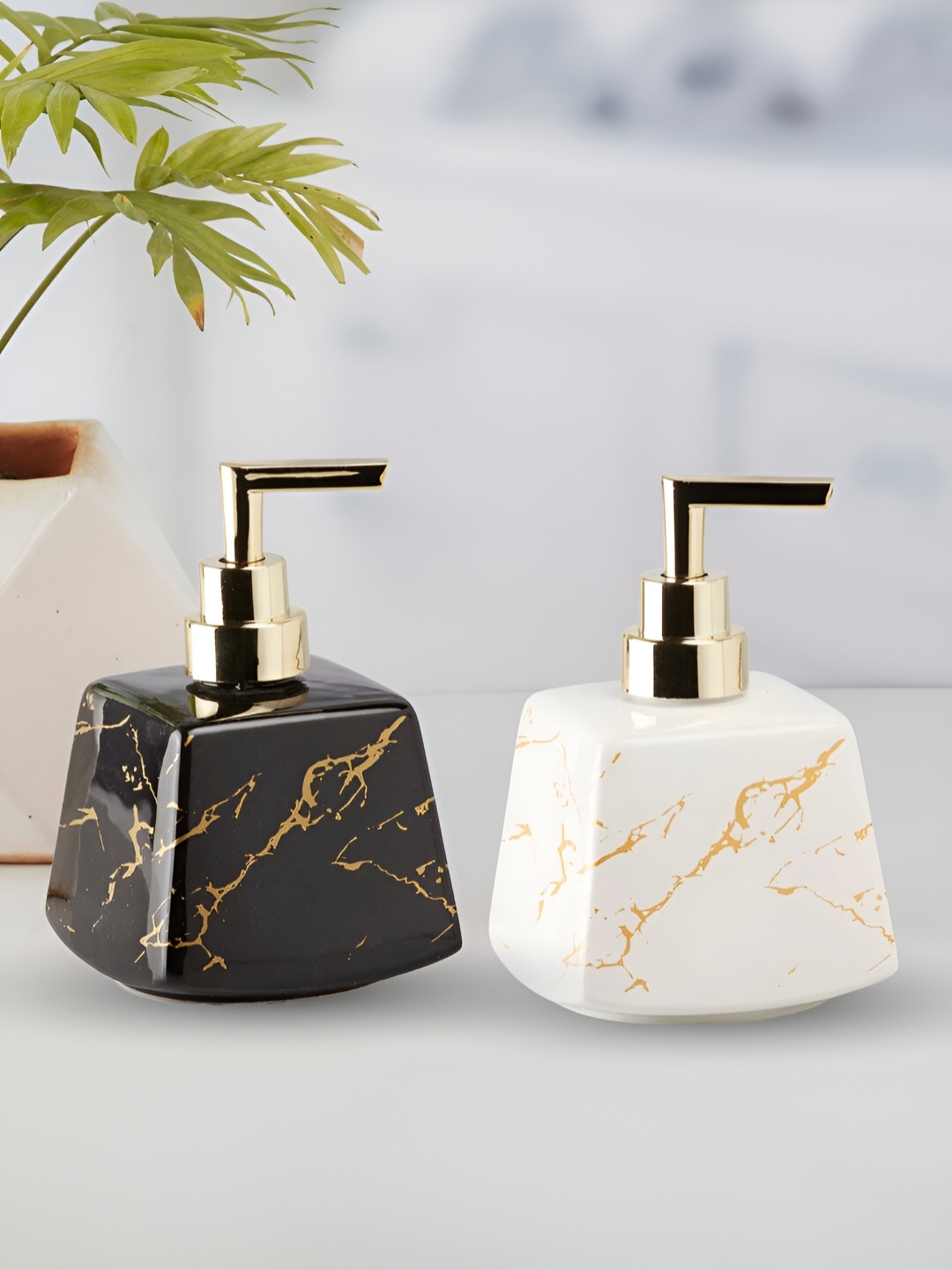 

Kookee White & Black 2 Pieces Abstract Ceramic Soap Dispenser