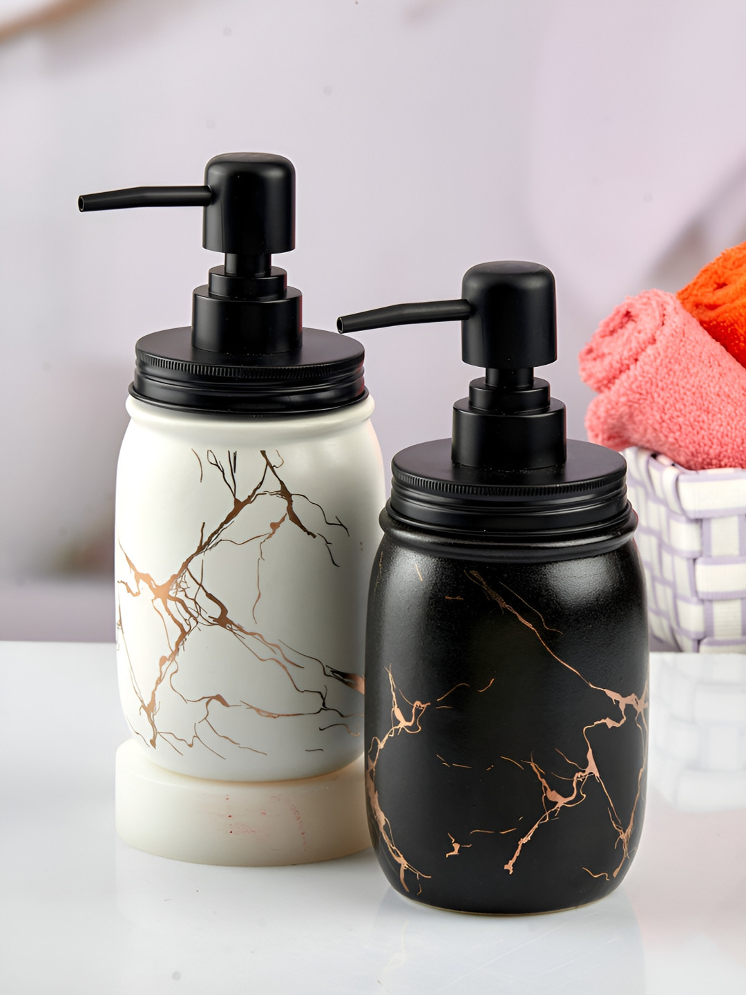 

Kookee Black & White 2 Pcs Abstract Printed Ceramic Soap Dispenser
