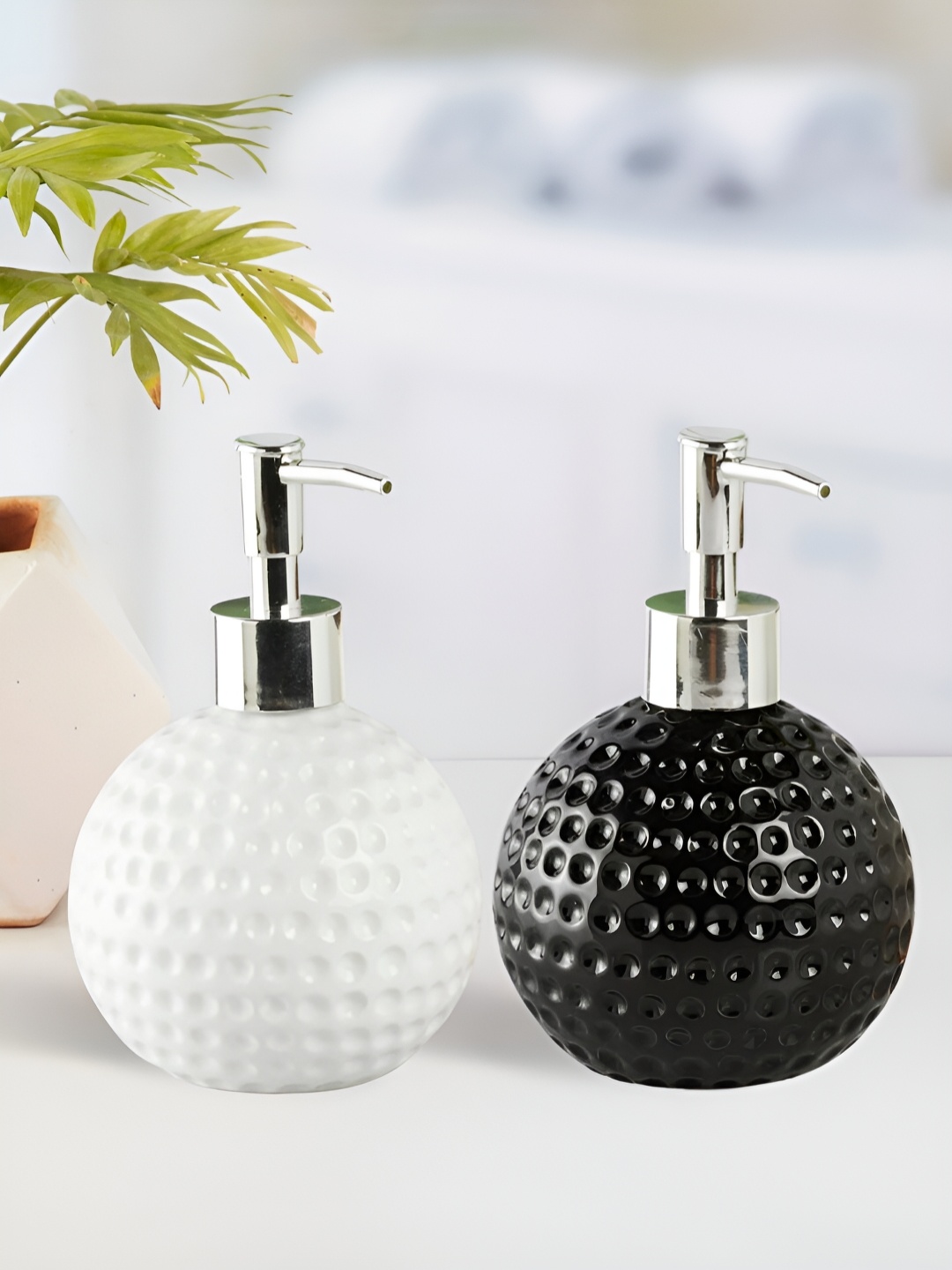 

Kookee White & Black 2 Pieces Textured Ceramic Soap Dispensers 350 ml Each
