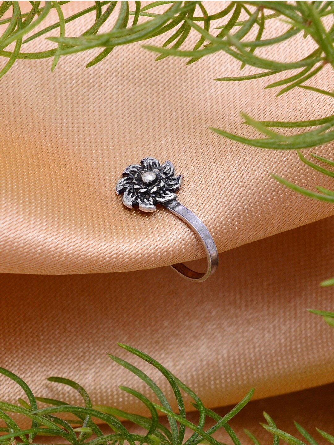 

Abhooshan 92.5 Sterling Silver Silver-Plated Oxidized Stud Nosepin