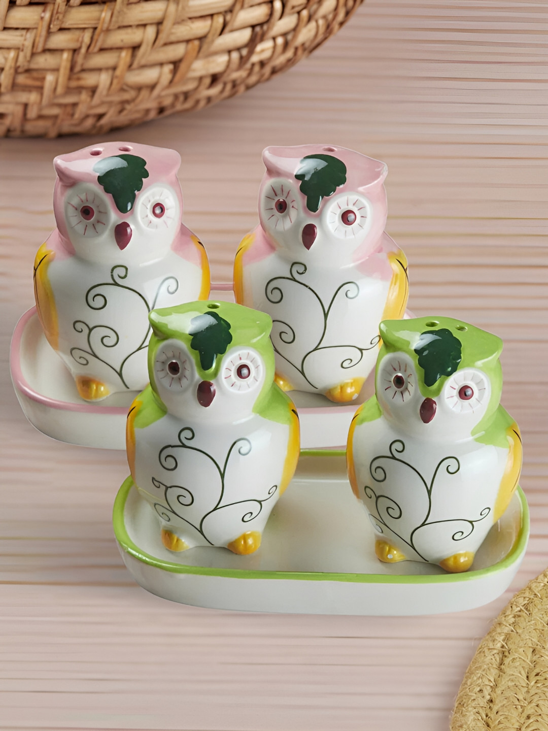 

Kookee White & Green 2 Pieces Ceramic Dishwasher Safe Salt and Pepper Shakers
