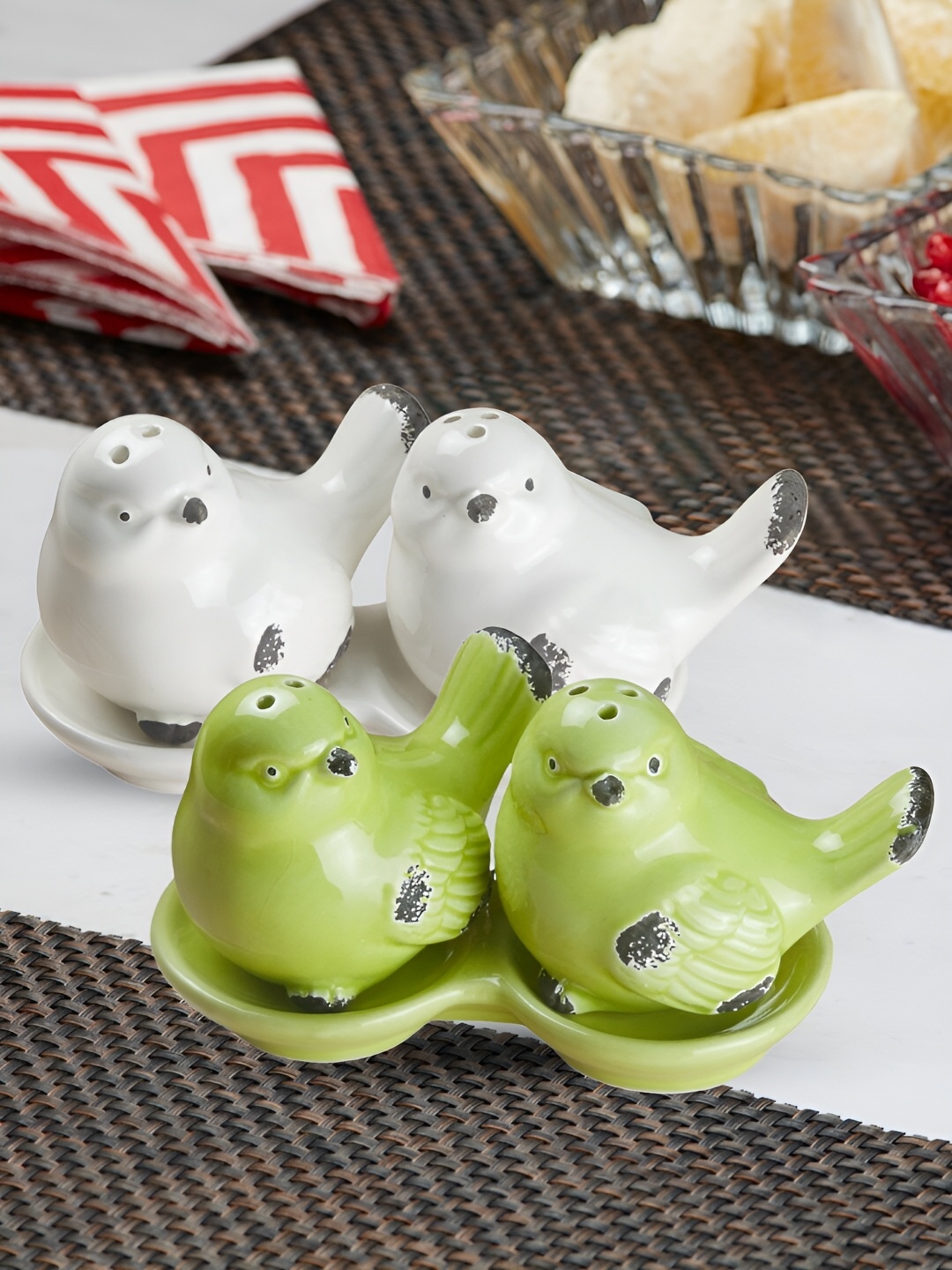 

Kookee White & Green 2 Pieces Ceramic Dishwasher Safe Salt and Pepper Shakers