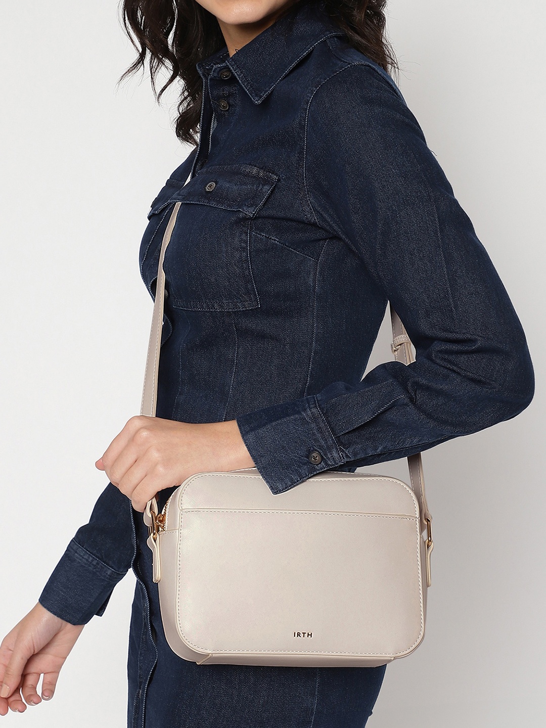 

IRTH Women Solid Sling Bag, Off white