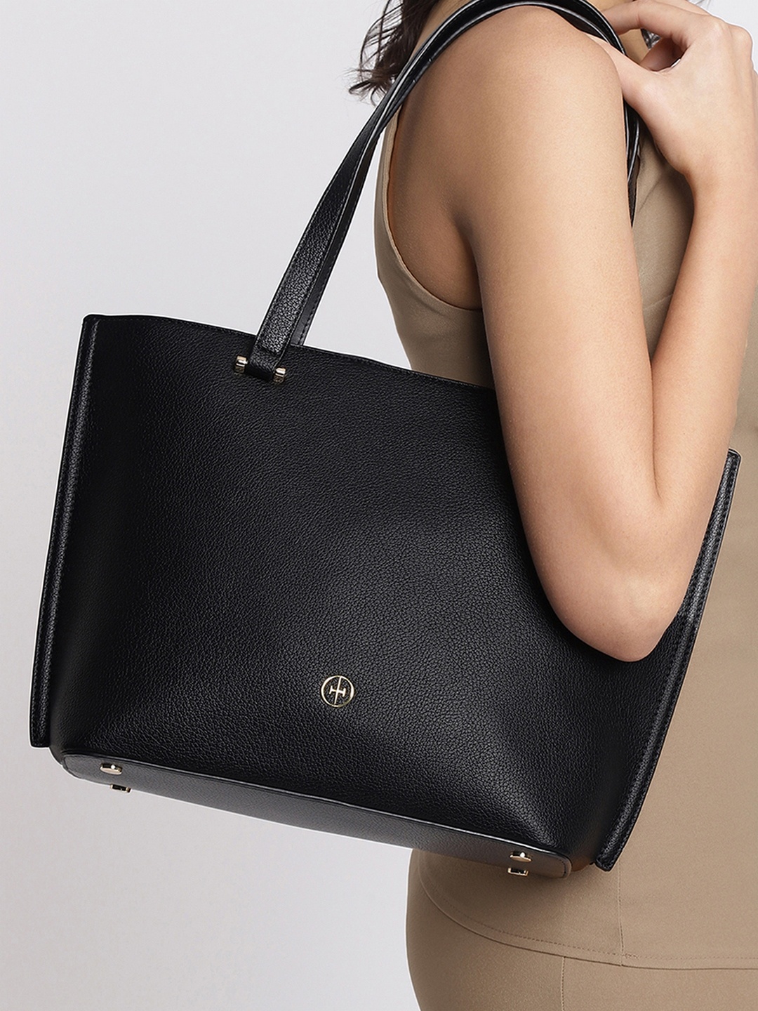 IRTH Women Solid Shoulder Bag, Black