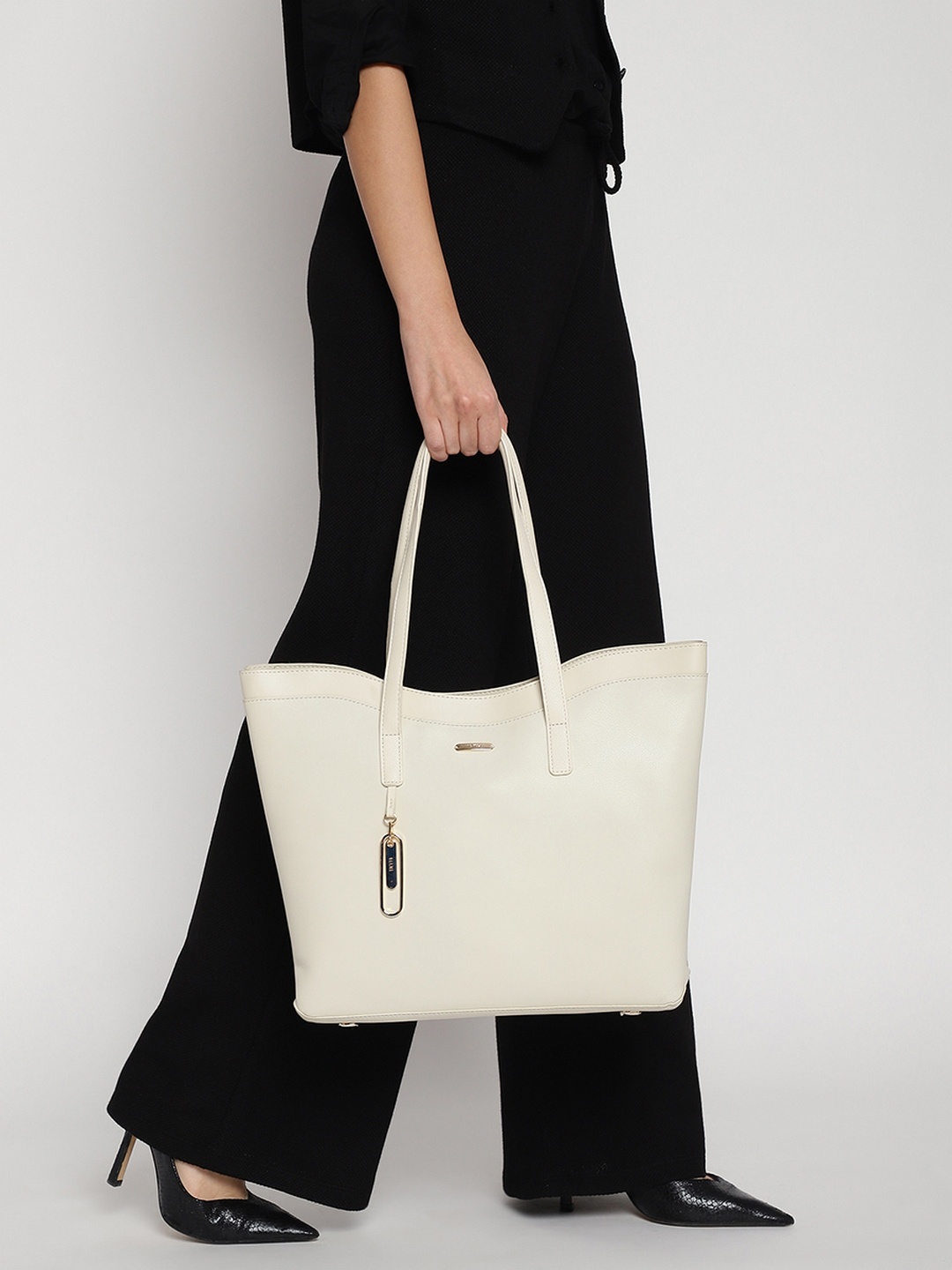 

IRTH Women Solid Hobo Bag, Off white