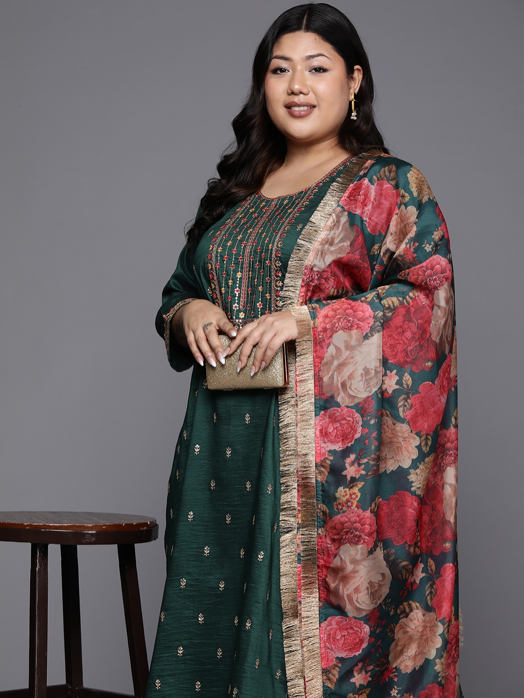 

Varanga Plus Size Floral Embroidered Sequinned Kurta with Trousers & Dupatta, Green