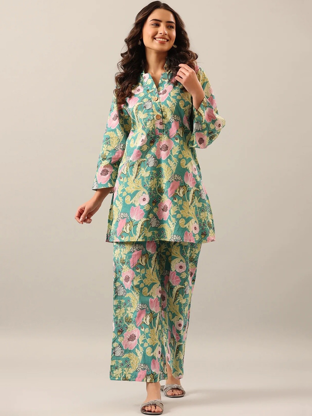 

Civamee Floral Printed Kurti With Palazzos, Green
