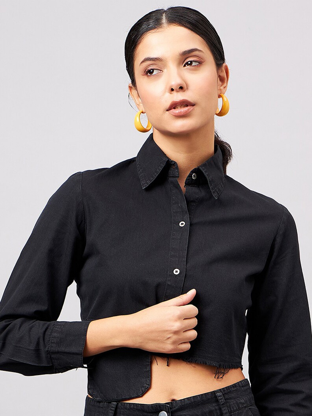 

Orchid Blues Spread Collar Long Sleeves Chest Pocket Asymmetric Hemline Crop Denim Shirt, Black