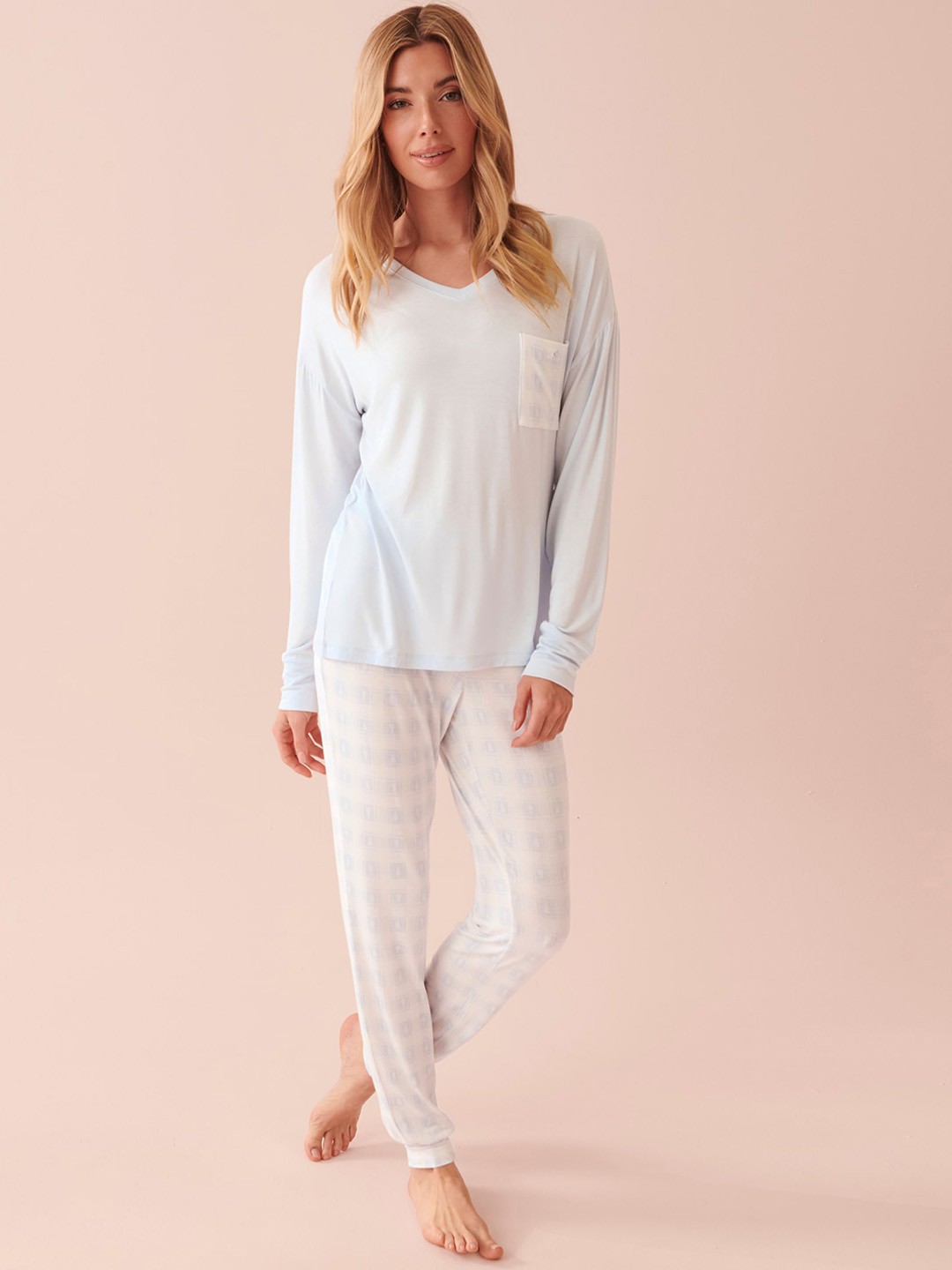 

La Vie en Rose V-Neck T-shirt With Trousers, White
