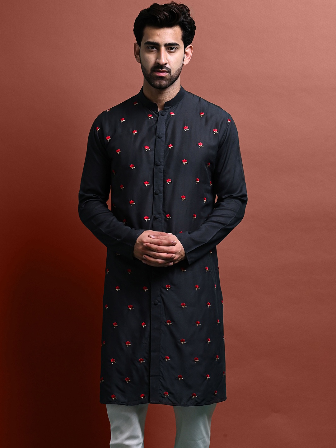 

VESHAM Floral Thread Work Mandarin Collar Kurta, Black