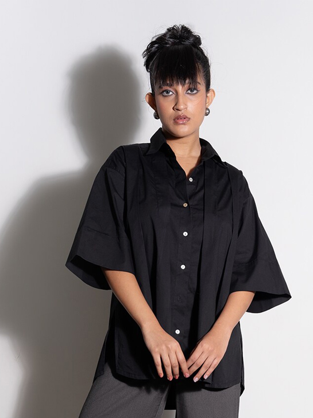 

Ostilos Opaque Spread Collar Drop-Shoulder Sleeves Pleats Boxy Cotton Shirt, Black