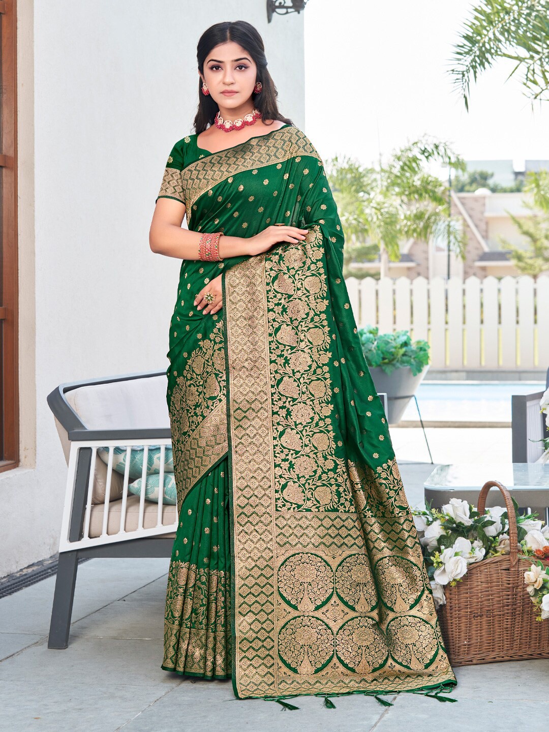 

Mitera Ethnic Motifs Woven Design Zari Saree, Green