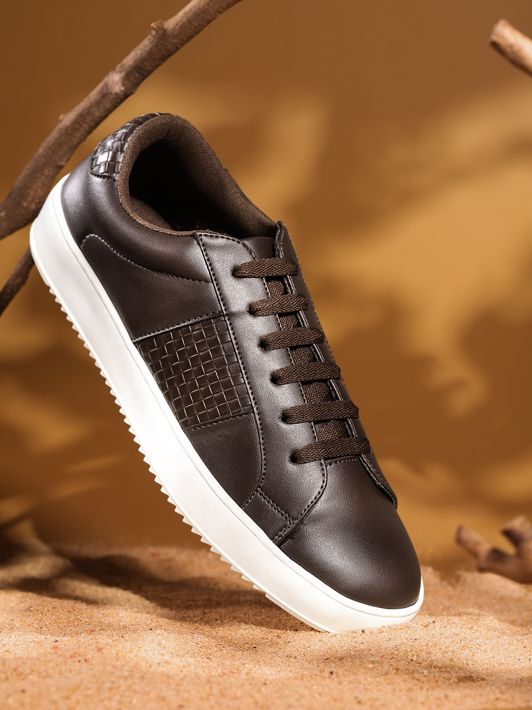 

The Roadster Lifestyle Co. Men Contrast Sole Sneakers, Coffee brown