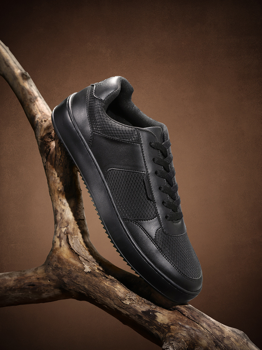 

Roadster The Lifestyle Co. Men Textured Sneakers, Black