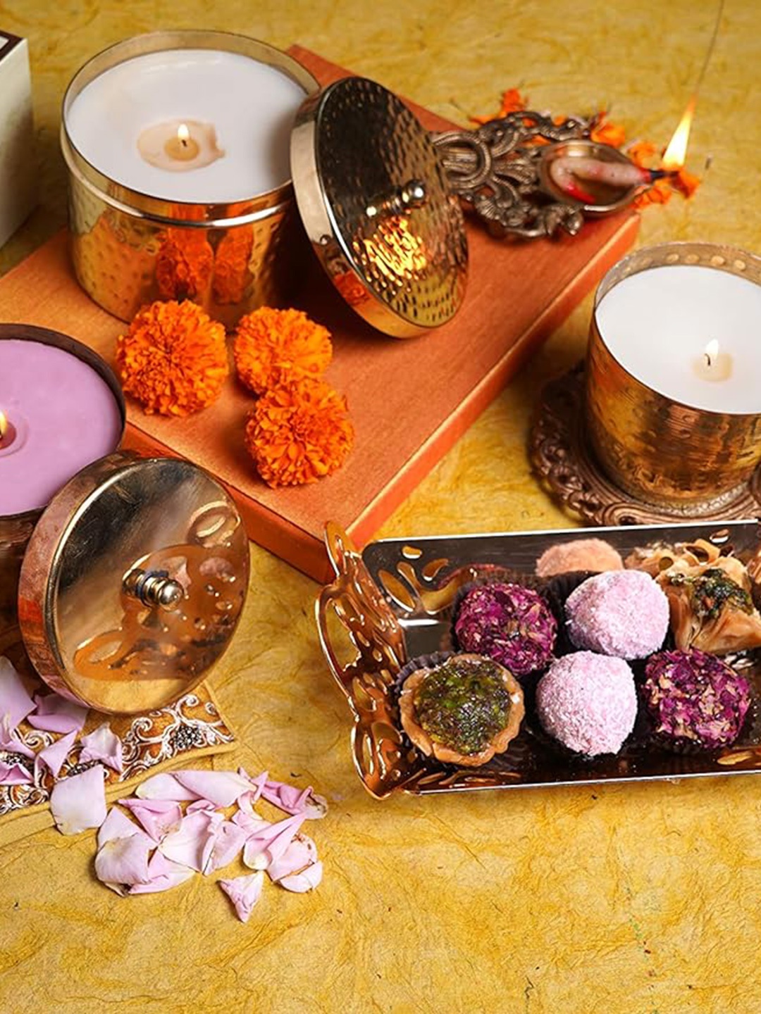 

OHRIA AYURVEDA Copper Toned Raatrani And Mint Luxury Jar Candle