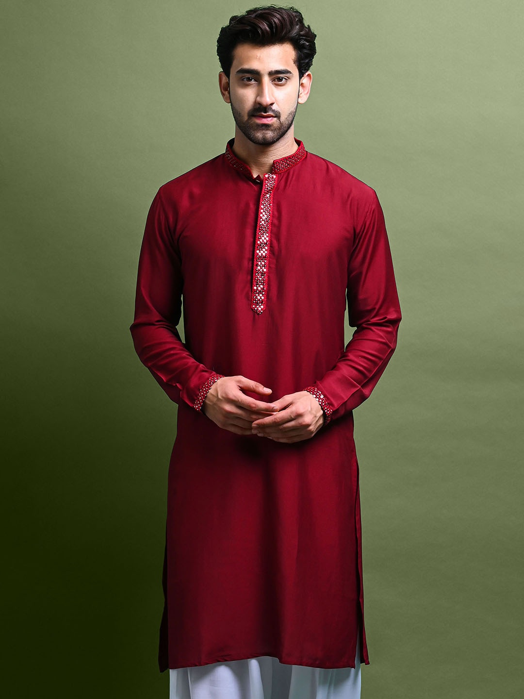 

VESHAM Embellished Straight Mandarin Collar Thread Work Pleated Kurta, Maroon