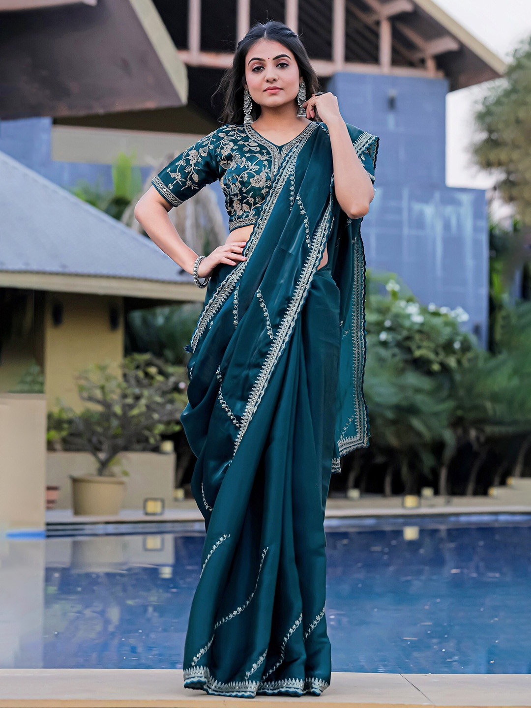 

Vaidehi Fashion Floral Embroidered Sequinned Organza Saree, Turquoise blue