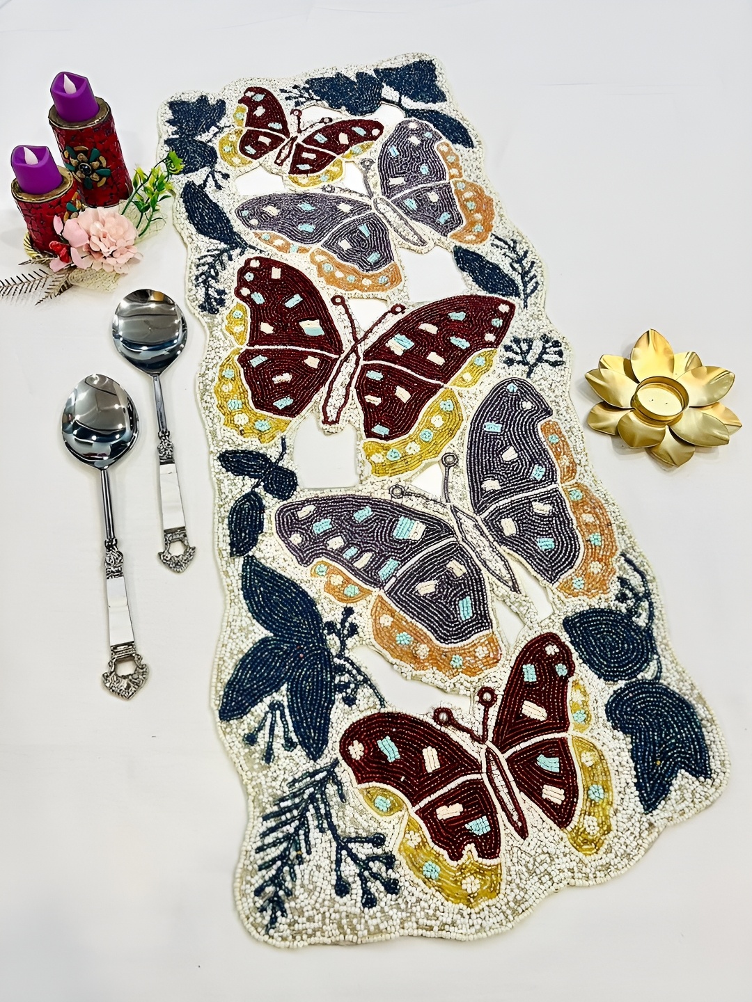 

YWULY Grey & Maroon Floral Beads Embellished Abstract Shape Table Runner