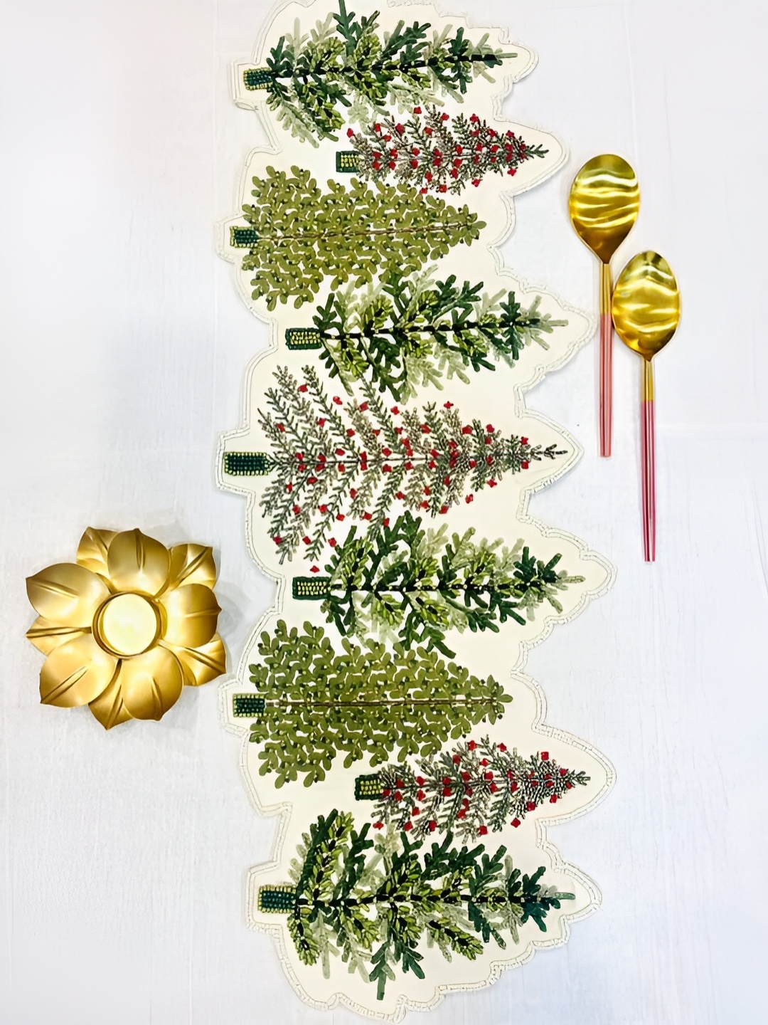 

YWULY Green & White Embellished Abstract Shaped Table Runner