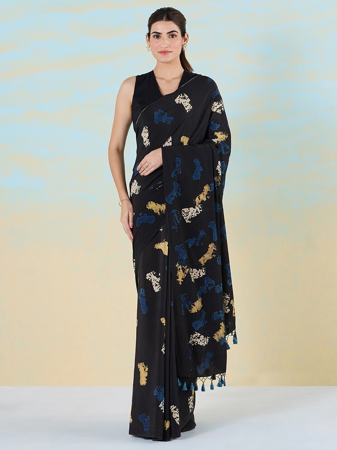

navyasa by liva Abstract Printed Liva Saree, Black